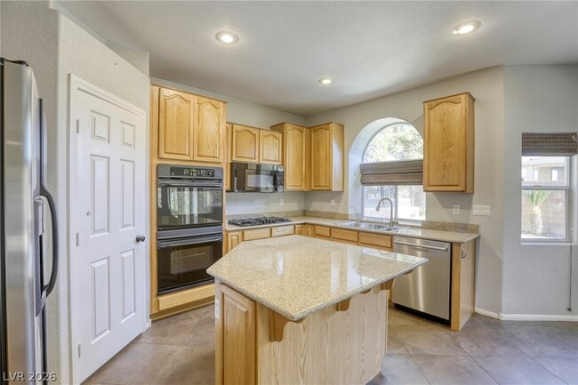 Building Photo - 756 Ezzat St