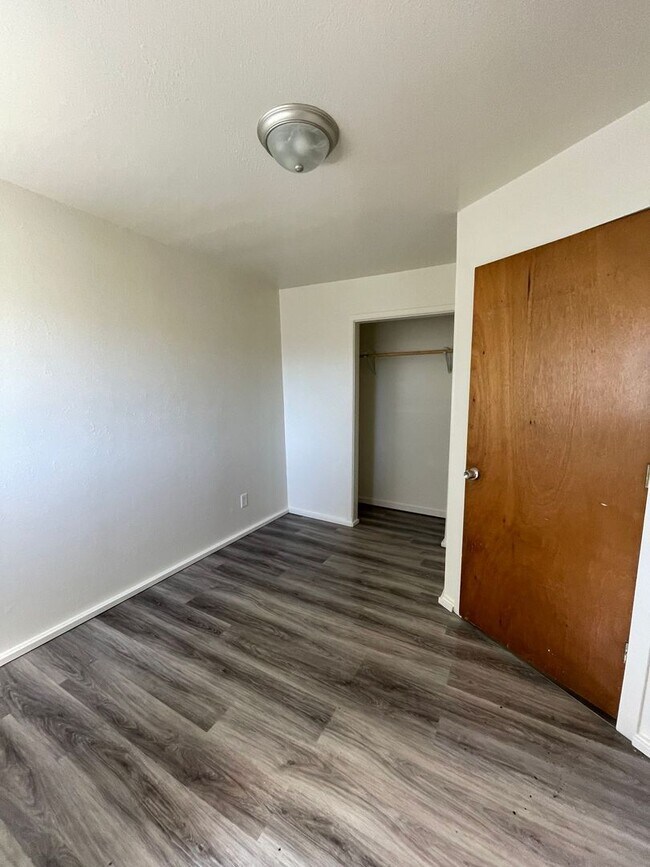 Building Photo - 2148