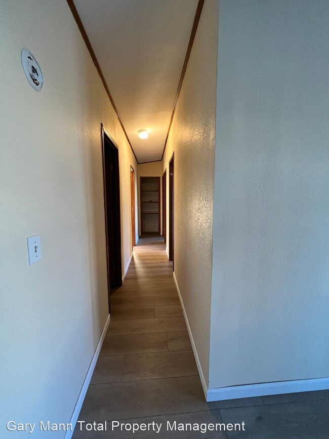 Building Photo - 4 br, 2 bath House - 6102 Rd 3 NE
