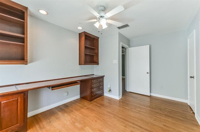 Building Photo - 2030 Cheshire Ln