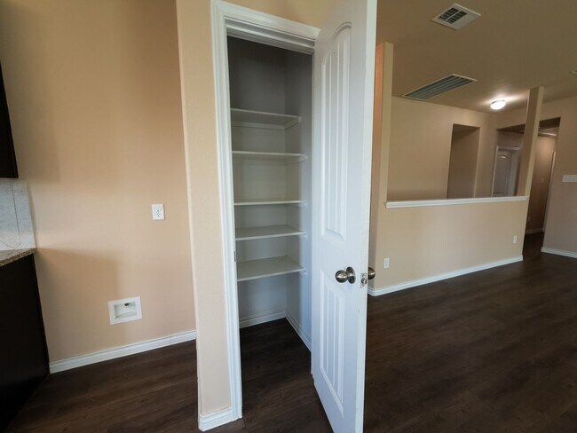 Building Photo - Pleasant 3 Bed / 2 Bath Home AVAILABLE NOW to rent in Ennis, TX