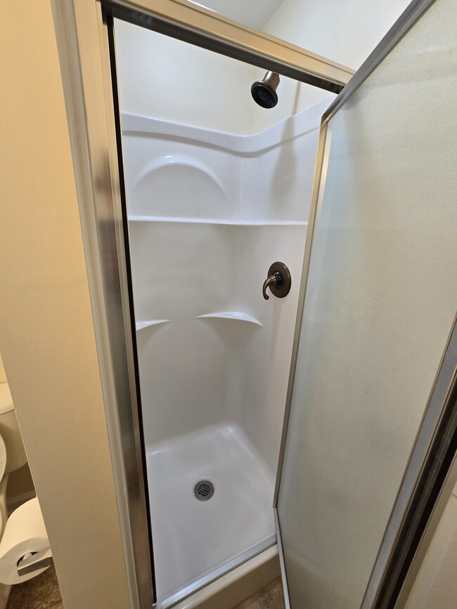 Building Photo - 107a Oakwood Dr