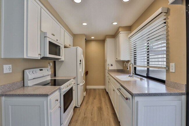 Building Photo - La Jolla Townhome with Garage & Private Deck