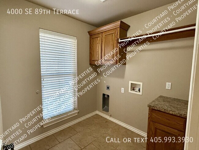 Building Photo - 4000 SE 89th Terrace