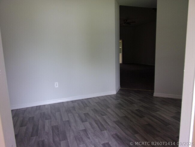 Building Photo - 1225 SW Milan Ln