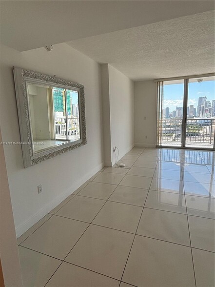 Building Photo - 1750 N Bayshore Dr