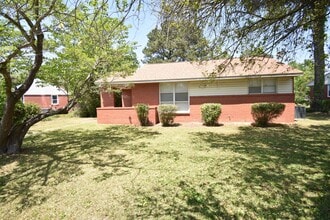 Building Photo - 486 McBain Dr