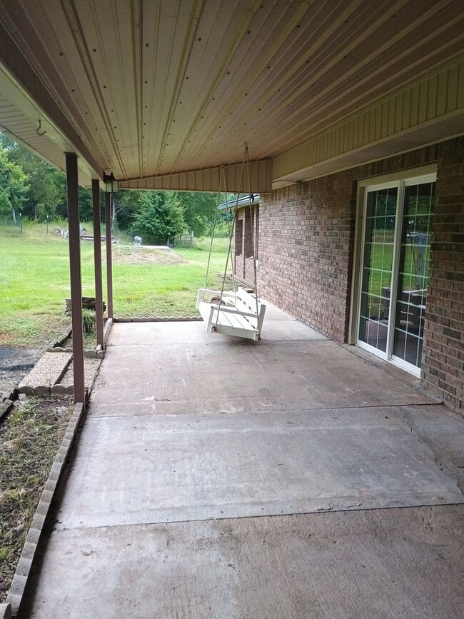 Building Photo - Country living at its BEST ! 3 bedroom 2 b...