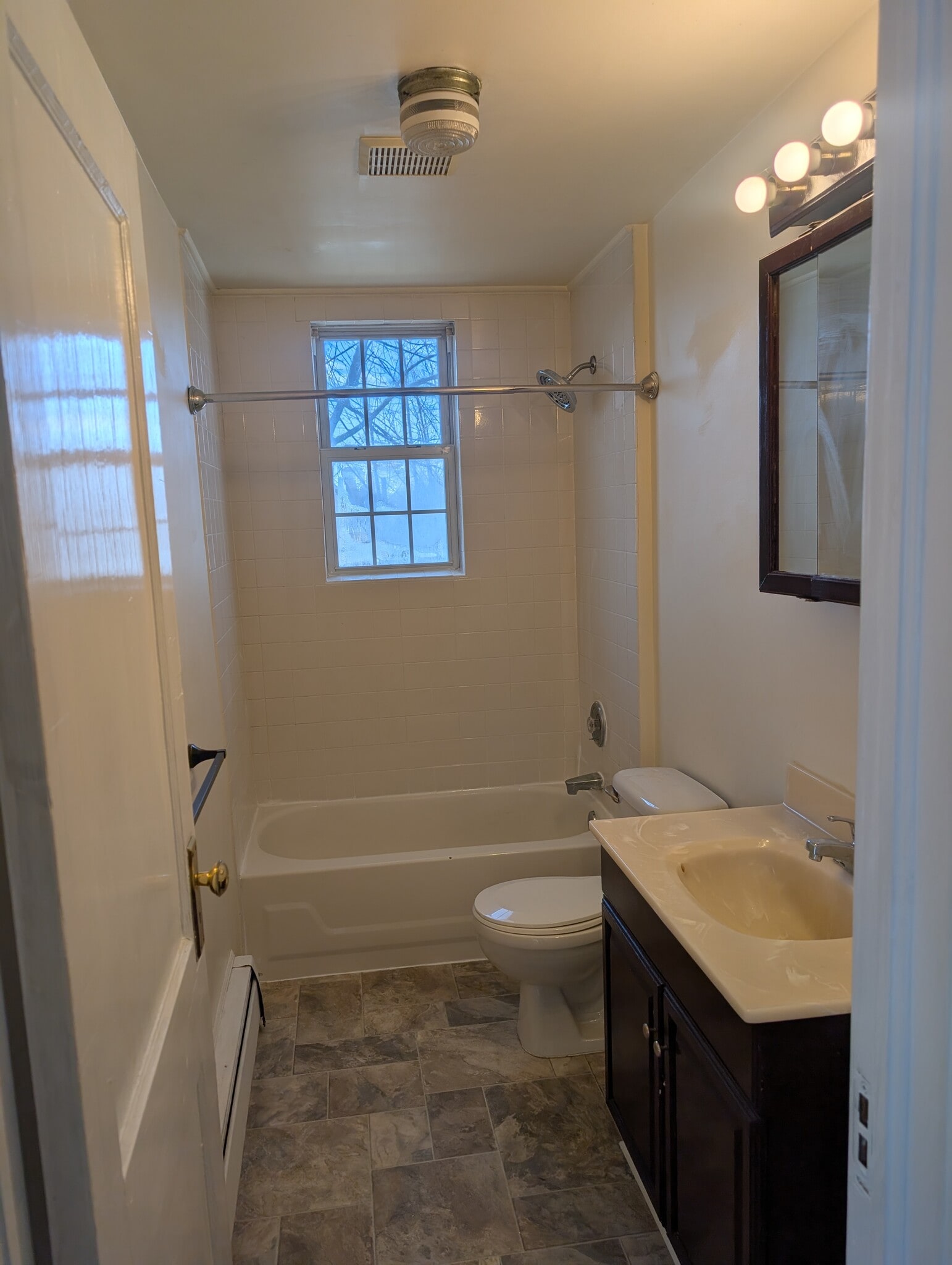 Building Photo - 20 Maple St