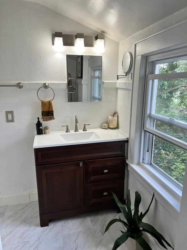 Building Photo - 216 Academy St