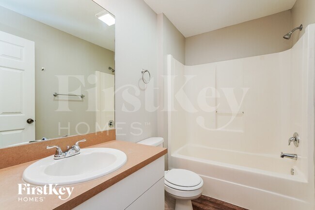 Building Photo - 2105 NW 1st Pl