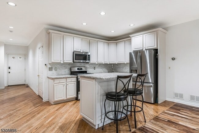 Building Photo - 5 Hidden Pond Ct