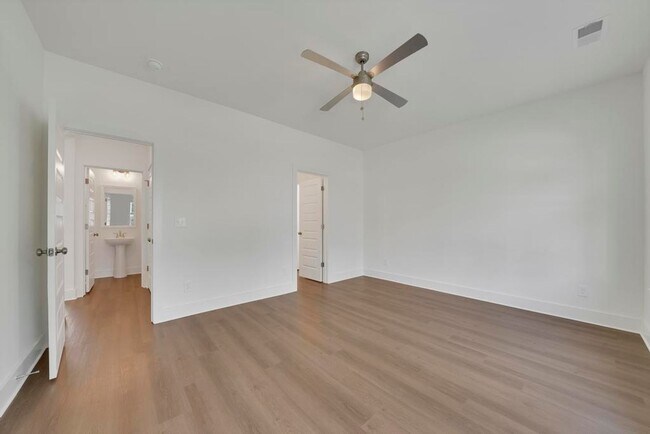 Building Photo - Spacious 3 Bedroom House with Primary Suite on Main Level