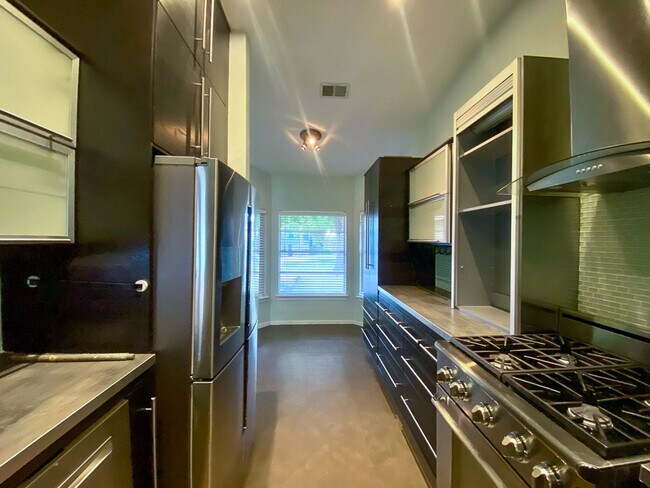 Building Photo - Modern Design 3 Bedroom 2 Bath, corner lot...