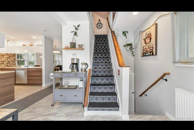 Building Photo - 143 Hallock St