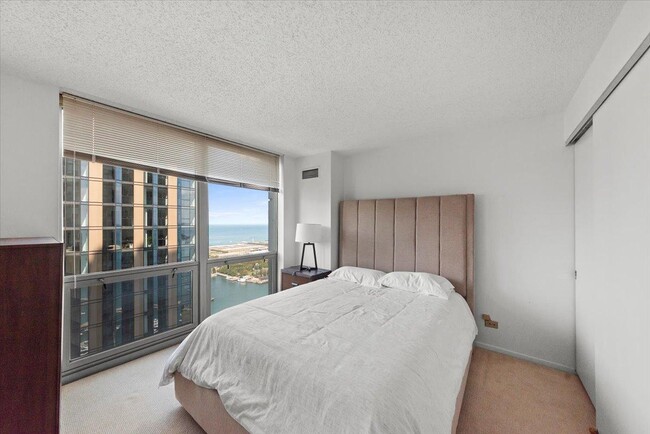 Building Photo - 2 bedroom in Chicago IL 60601