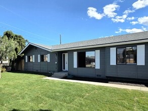 Building Photo - Beautifully Renovated 3-Bed. + Den, 2-Bath Rambler for Rent! ** LANDSCAPING INCLUDED!! ** + W/D!
