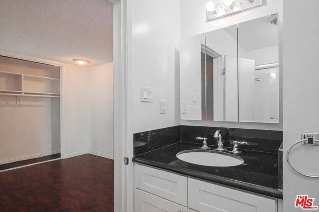 Building Photo - 1221 Amherst Ave