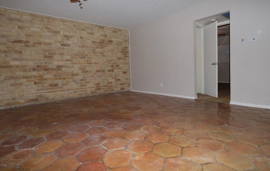 Building Photo - 7727 Meadow Park Dr