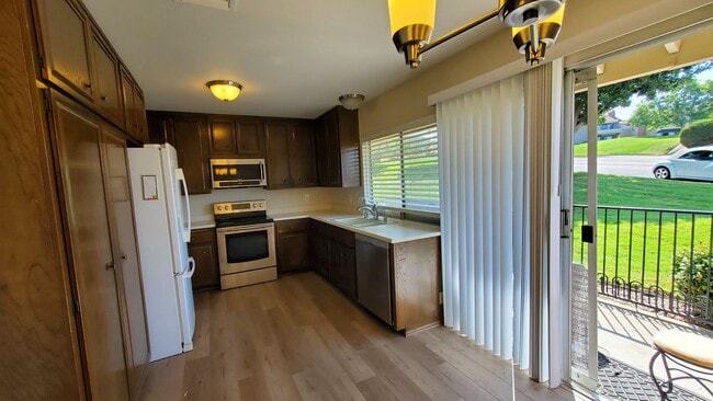 Building Photo - Spacious condo 55+ move in ready