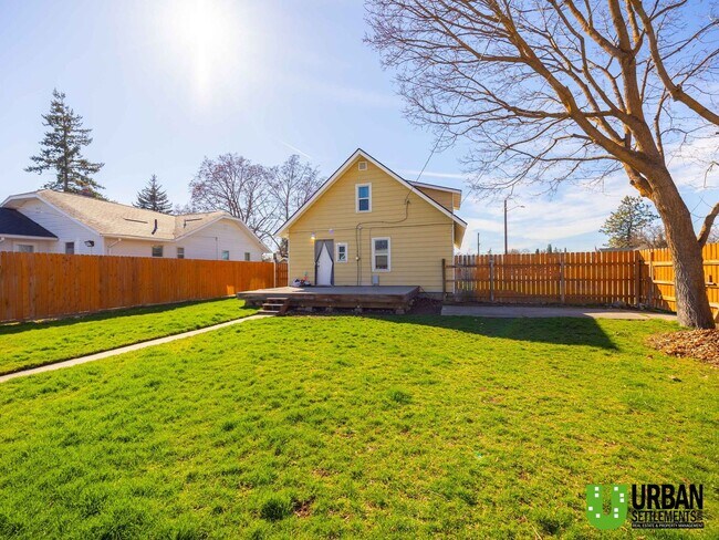 Building Photo - Charming 4-Bedroom Home with Fenced Yard, Garage & Washer/Dryer – North Spokane