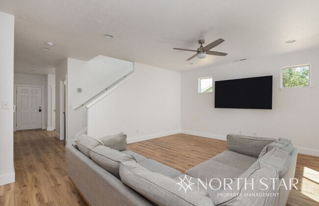 Building Photo - Recently Renovated 3 Bed, 2.5 Bath w/ Offi...