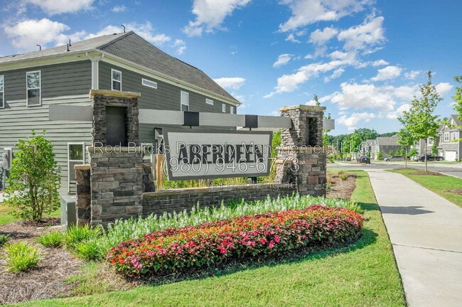 Building Photo - 4053 Lawnview Dr