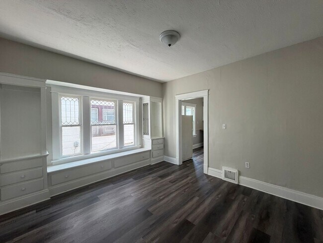 Building Photo - 10012 Manor Ave