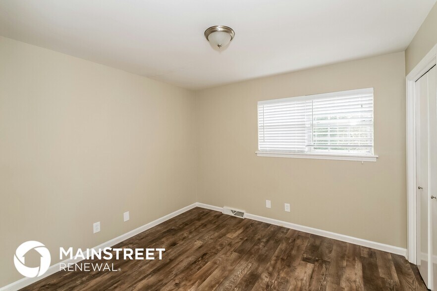 Building Photo - 300 Ginger Dr NE