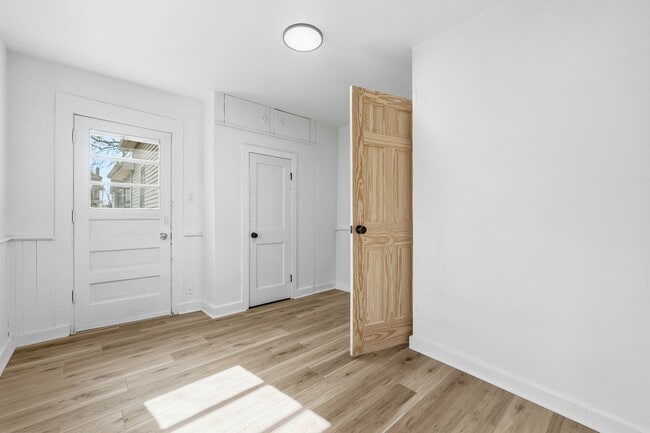 Building Photo - COMING SOON! Stylish 2BR with Modern Upgrades