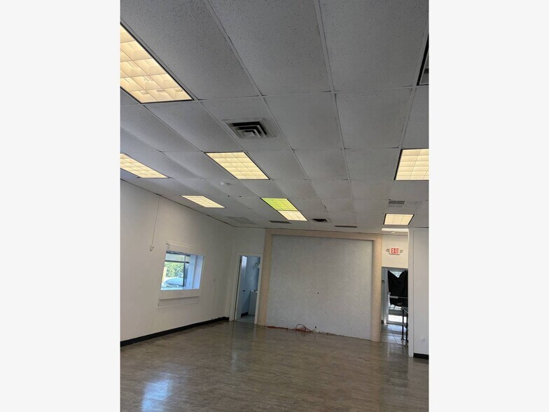 Building Photo - 1098 Main St