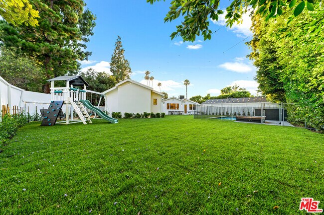 Building Photo - 530 S Bentley Ave