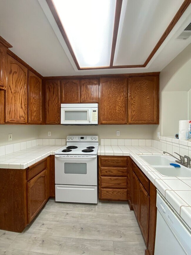 Building Photo - Adorable Home in NW Bakersfield