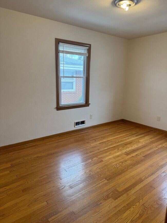 Building Photo - Lovely 2 Bed 1 Bath Duplex