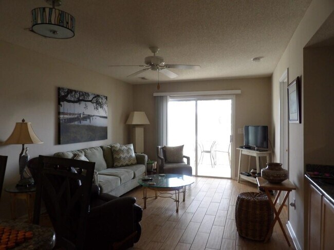 Building Photo - 4622 Greenbriar Dr