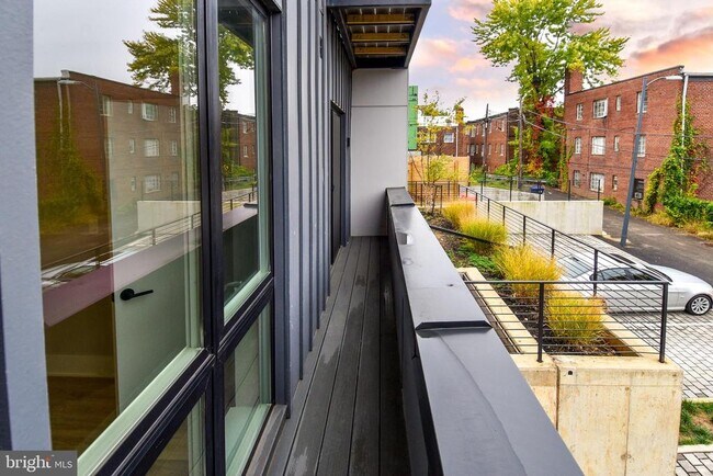 Building Photo - 1016 17th Pl NE