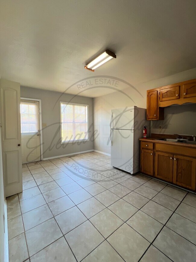 Building Photo - ON SPECIAL: Three Bedroom Ranch with Appli...