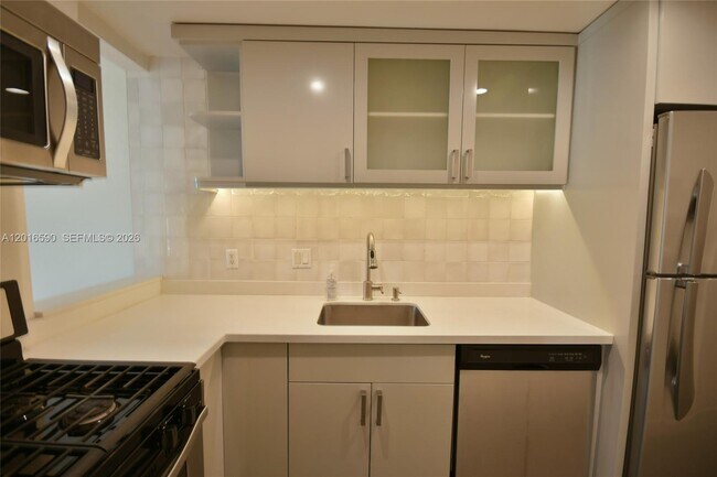 Building Photo - 6884 N Kendall Dr