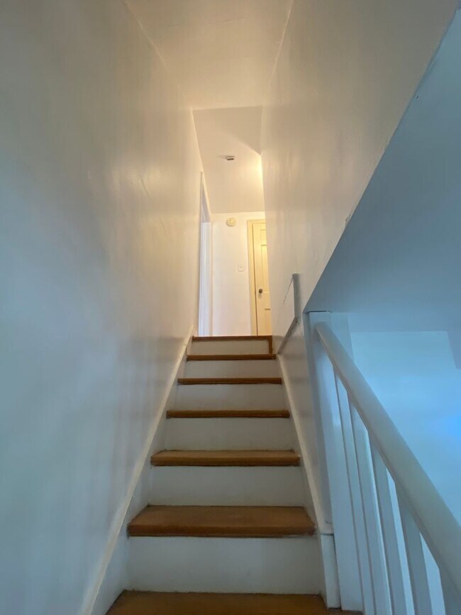 Building Photo - Adorable Capecod 4 bdrm/1.5 bath Home w/Office Located on Monument Ave. Near Willow Lawn!