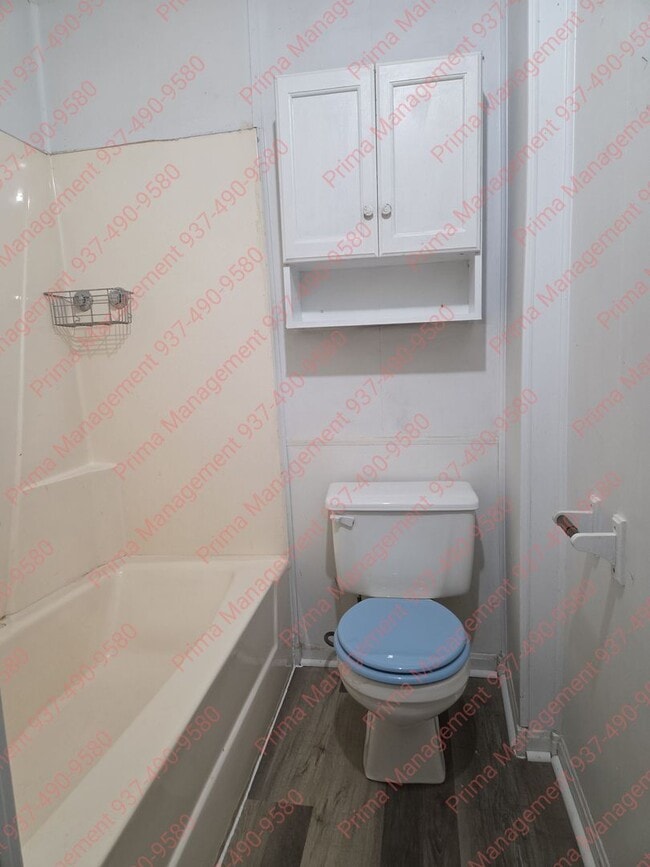 Building Photo - Great 2 bedroom w/detached garage near UD and Miami Valley Hospital!