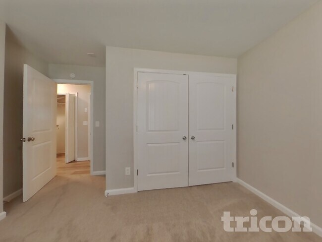 Building Photo - 652 Amberwood Dr