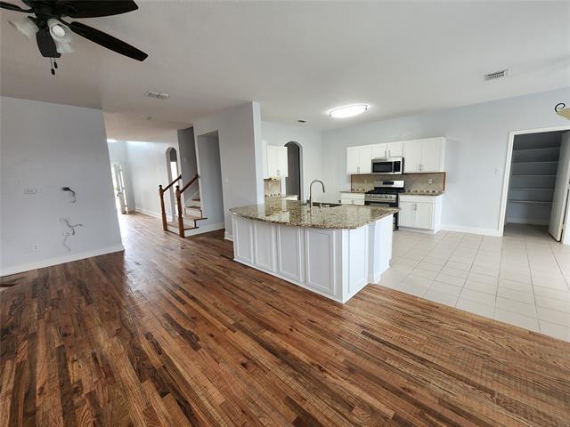 Building Photo - 529 Roundrock Ln