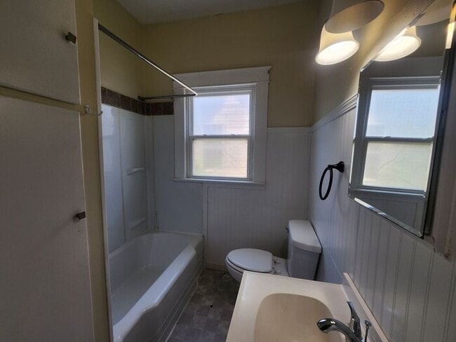 Building Photo - 5 Bedrooms 1.5 Bath on the Northeast side ...