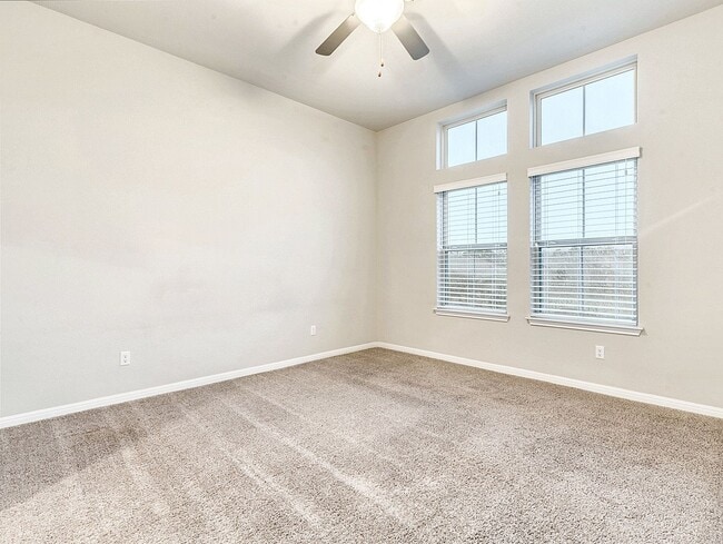 Building Photo - Warm & Welcoming 3/BR 2.5 Home in Dripping...