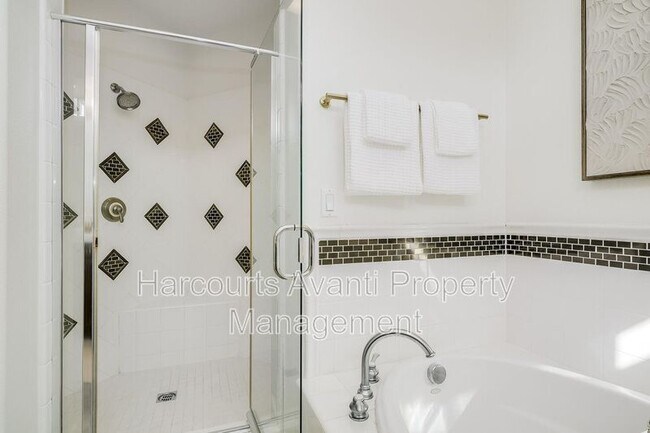 Building Photo - 409 N Cedros Ave