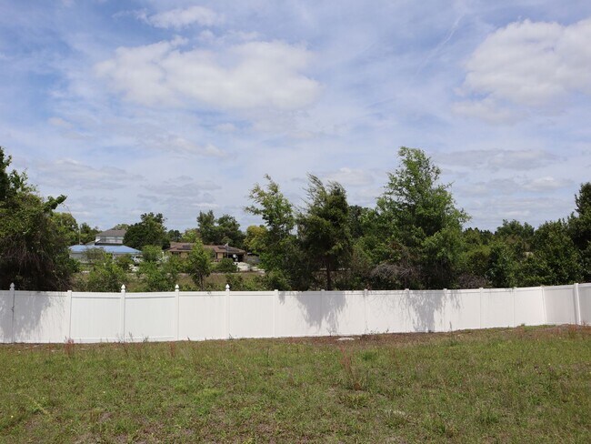 Building Photo - 3 Bedroom 2 Bath 2 Car Garage Deltona