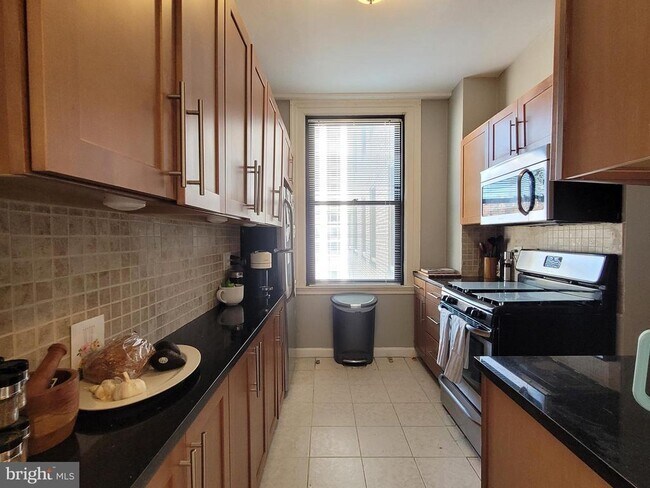 Building Photo - 2031 Locust St