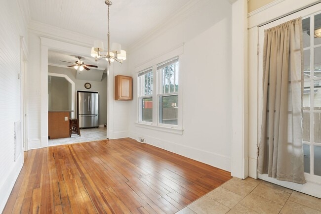 Building Photo - Updated historic Craftsman minutes from downtown and Duke!