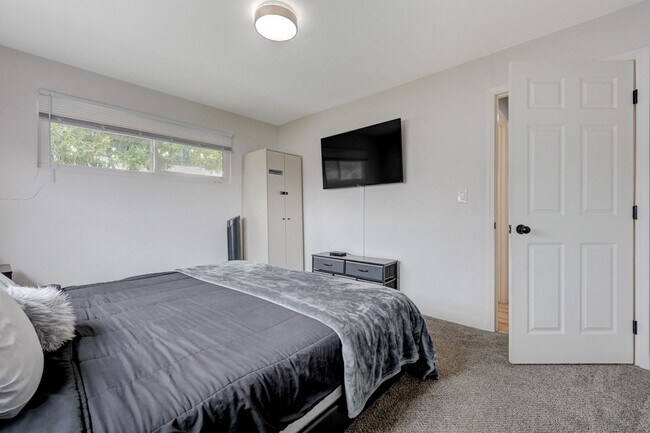 Building Photo - Fully Furnished or Unfurnished 3 BR / NO HOA
