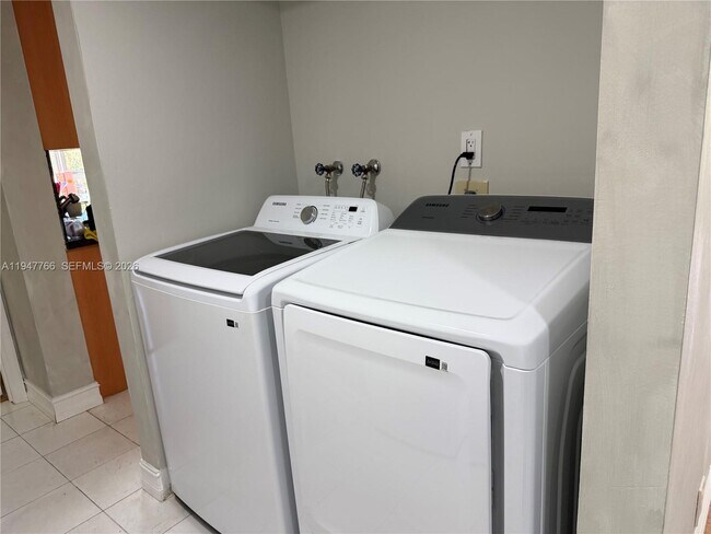 Building Photo - 19101 NE 36th Pl